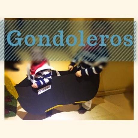 Mi madre nos ha vestido de gondoleros!