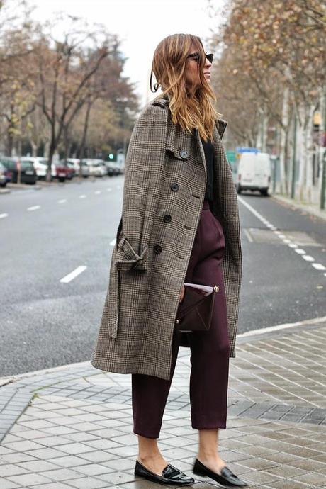 trench de paño y mocasín