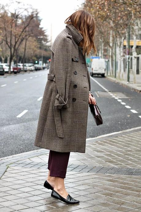 trench de paño y mocasín