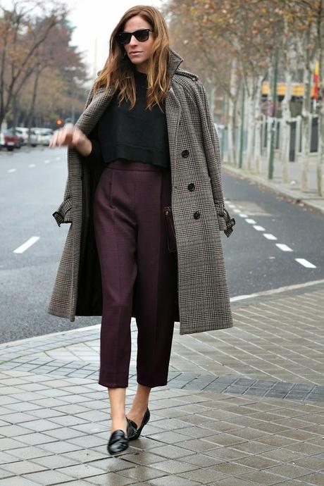 trench de paño y mocasín