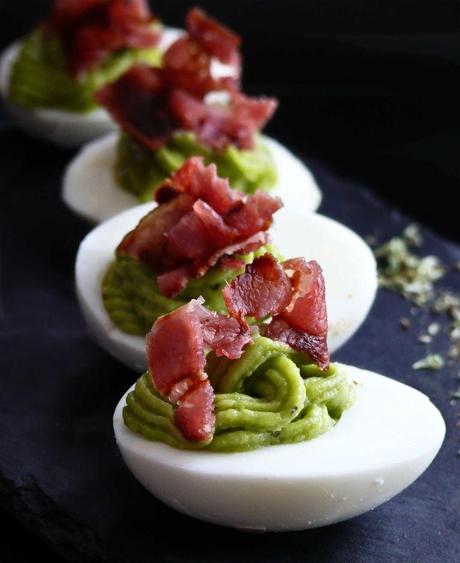 Huevos rellenos con guacamole y bacon muy muy crujiente