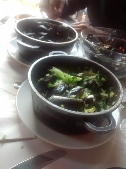 Restaurantes en Bruselas, donde comer (parte I) mouless con frittes bruselas chez leon