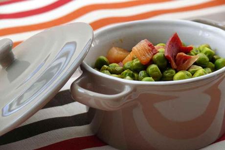 Guisantes con jamón y pimentón picante