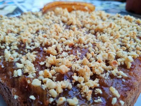 Bizcocho vegano con naranja confitada y cobertura de dátiles