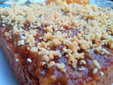 Bizcocho vegano con naranja confitada y cobertura de dátiles