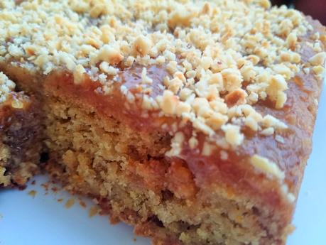 Bizcocho vegano con naranja confitada y cobertura de dátiles