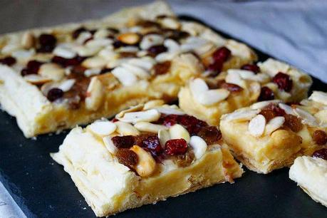 http://anarecetasfaciles.blogspot.com/2015/01/tarta-de-hojaldre-con-almendras.html