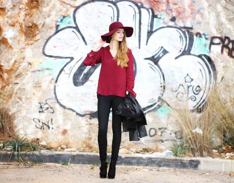 How to wear a Burgundy Hat
