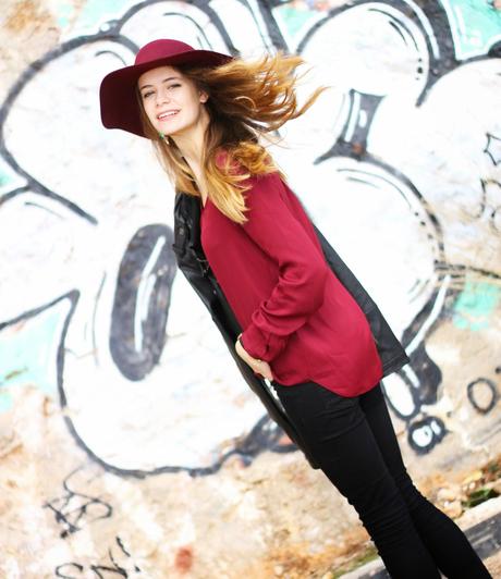 How to wear a Burgundy Hat