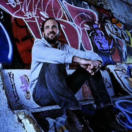 Willie B Planas prepara disco  y nos deja un regalo