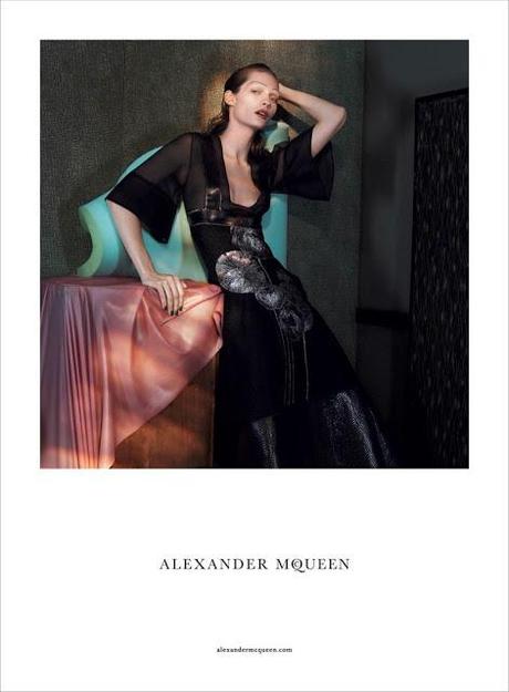 Karoline Wolter se pinta las cejas para Alexander McQueen