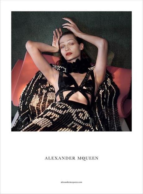 Karoline Wolter se pinta las cejas para Alexander McQueen