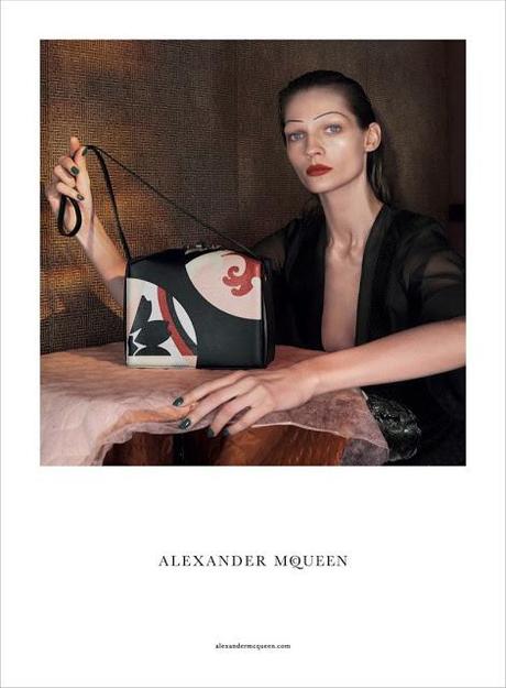 Karoline Wolter se pinta las cejas para Alexander McQueen