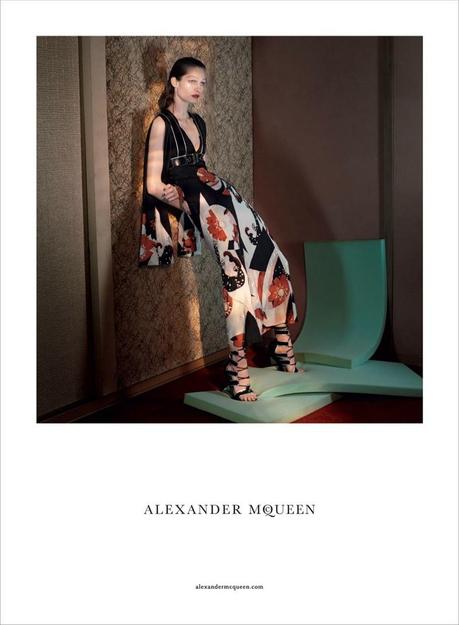 Karoline Wolter se pinta las cejas para Alexander McQueen