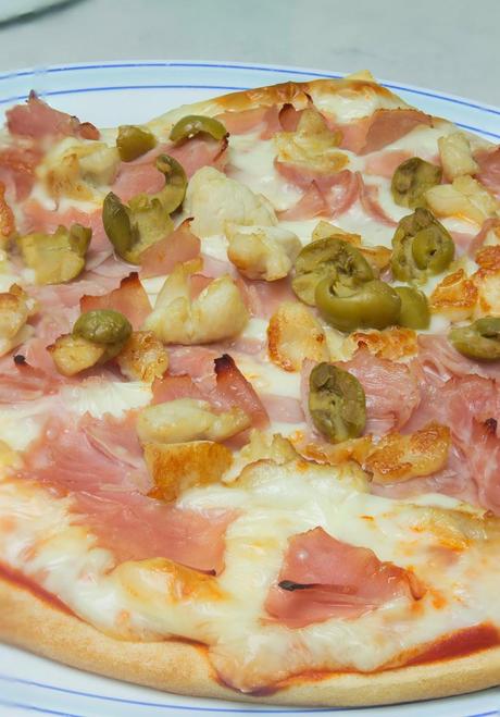 Pizza de pollo y jamón sencilla