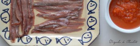 Tosta de guacamole, tomate y anchoas.