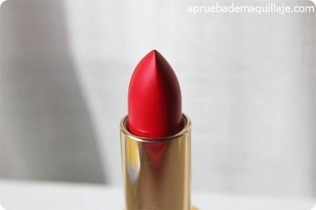Detalle del labial de la colección Pure Reds de L'Oréal en tono Blake
