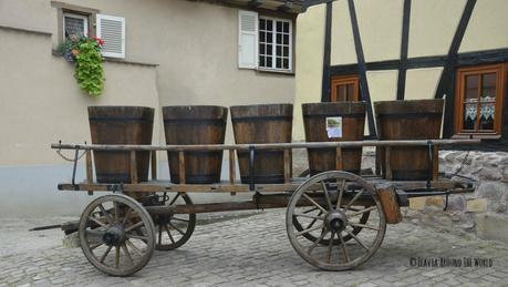 Carro de madera con recipientes para las vendimias en Eguisheim