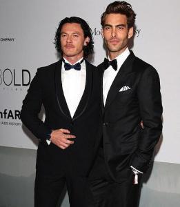 jon-kortajarena-luke-evans--478x550