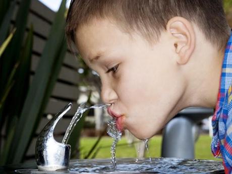 Dispensadores de agua podrían animar a niños a beber más