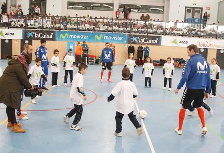 Inter Movistar inicia la Gira Movistar Megacracks de 2015 jugando al fútbol sala con 700 escolares de Valdemoro