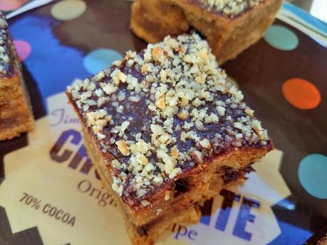 Bizcocho vegano de vainilla y naranja con cobertura de chocolate