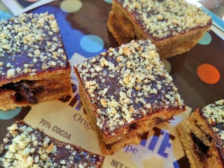 Bizcocho vegano de vainilla y naranja con cobertura de chocolate