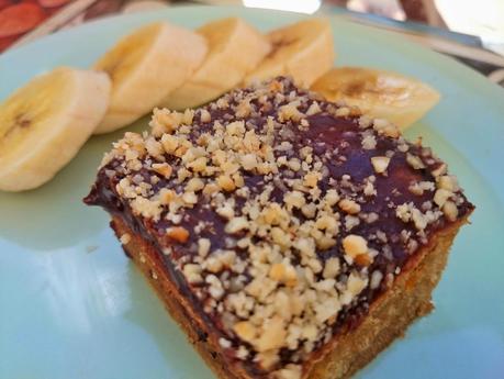 Bizcocho vegano de vainilla y naranja con cobertura de chocolate