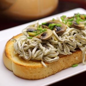 Tosta de gulas, ajetas y champiñones