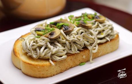 Tosta de gulas, ajetas y champiñones