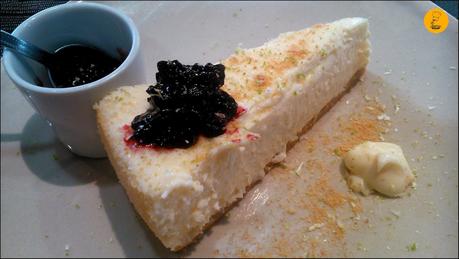Tarta de queso de chocolate blanco con frutos rojos y lima. Restaurante Tres Bocas Madrid