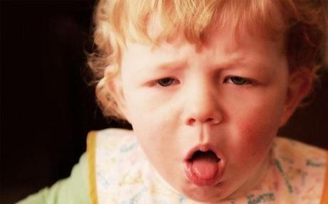 Tratamiento placebo podría aliviar  tos en los niños