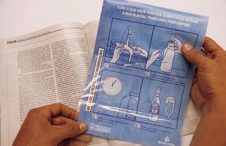 Un anuncio impreso que ayuda a enfriar tu cerveza