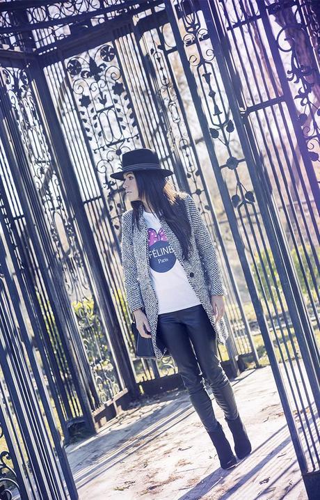 street style barbara crespo féline parís tshirt hat leather pants fashion blogger outfit blog de moda