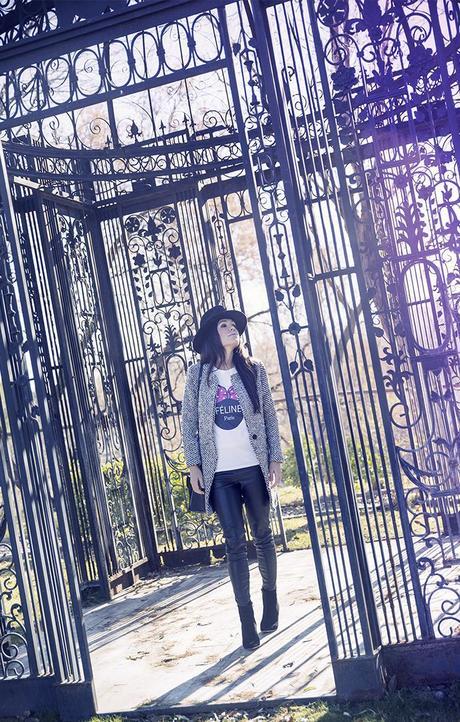 street style barbara crespo féline parís tshirt hat leather pants fashion blogger outfit blog de moda