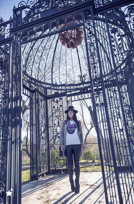 street style barbara crespo féline parís tshirt hat leather pants fashion blogger outfit blog de moda