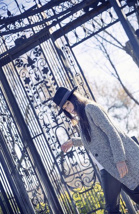 street style barbara crespo féline parís tshirt hat leather pants fashion blogger outfit blog de moda