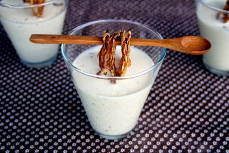 Sopa de queso con crujiente de cebolla