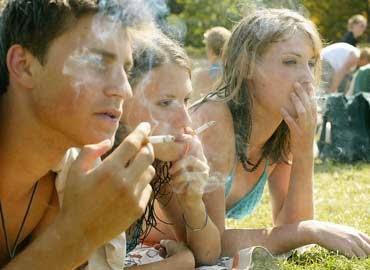 Adolescentes creen que fumar 'ocasionalmente' es seguro
