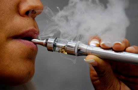 Instan a mayor regulación de  cigarrillos electrónicos
