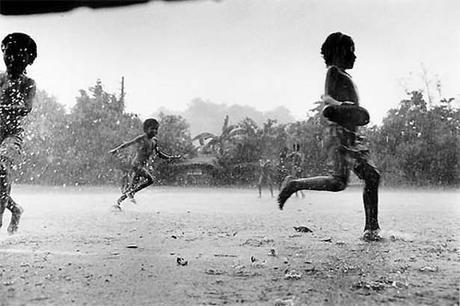 niños jugando en el barro