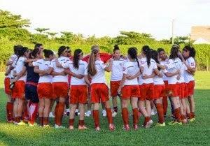 Jugadoras de fútbol formando un círculo