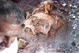 Que buen relato de un soldado que solo 40 años después se atreve a contar una de las tantas historias de escondidos crímenes. De gente que sin juicio y obedeciendo a listados controlados a partir del propio dictador Pinochet, traspasaba a Contreras, a Arellano Stark le concedió autoridad por sobre todo mando de cuarteles para ordenar asesinar gente que estaba siendo investigada, y a los intendentes, les autorizó ordenar sus propias muertes en regiones donde se descentralizó la orden del criminal estado terrorista de la bestia militar representada por Pinochet. No se movía una hoja, sin que él no lo supiera. Porque todas las mañanas de cada día sus dependientes inmediatos, le rendían cuenta de los hechos del día anterior, Por lo que siempre, quedó por escrito lo ordenado hacer. Con la orden de nunca involucrar al jefe, so pena de sufrir castigo ejemplar. Por ello, y por miedo todos los malhechores uniformados en crímenes mienten con total cobardía a enfrentar la verdad de lo acontecido. Por ello, lo que cuenta el soldado Víctor Gutiérrez se merece cualquier premio. Ese es un ejemplo de soldad valiente en decir verdad, una vez que comprendió el tremendo error del ejército de oficiales que se vendieron a patria ajena, para atacar la institucionalidad chilena.