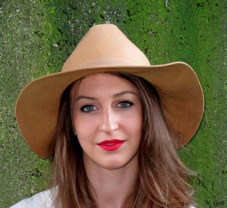 Falda de flecos y sombrero camel