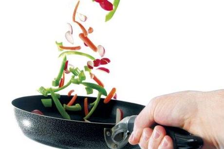 sarten con alimentos saltados