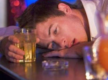 Si quiere dormir, pero no descansar, tómese una copa de alcohol antes de ir a la cama