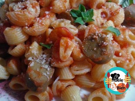 Caracolas con salchichas