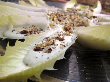 Endivias con salsa de yogur, gorgonzola y nueces. (#ColorYSabor) Endivias-con-salsa-de-yogur-gorgonzola-y-nueces-
