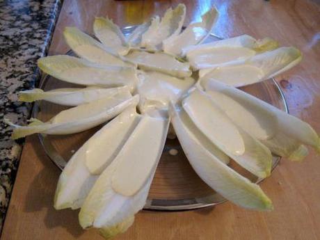 Endivias con salsa de yogur, gorgonzola y nueces. (#ColorYSabor) Endivias-con-salsa-de-yogur-gorgonzola-y-nueces-