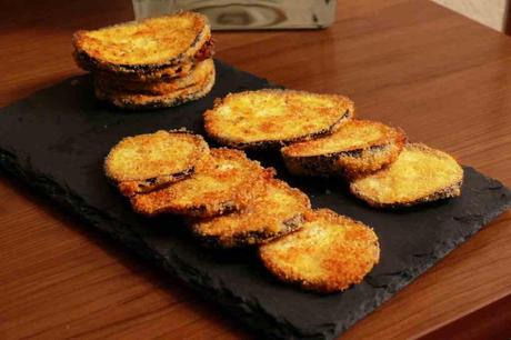 Simplemente espectaculares estos chips de berenjena crujiente, preparados en el horno de forma sana, sin aceite y sin freir.